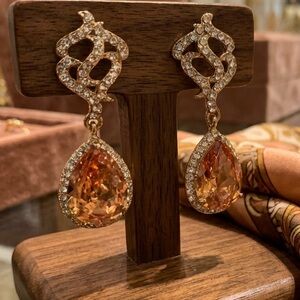 Vintage-Inspired Orange Crystal Teardrop Earrings – Gold-Tone